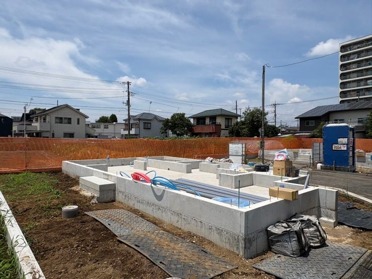 新しい街並みに馴染む、すっきりとした整形地です。敷地周囲は明るく開けており、心地よい風と陽光を感じながら過ごせそう。どんな家を建てようかと、家族で夢を膨らませる楽しい時間が始まります。