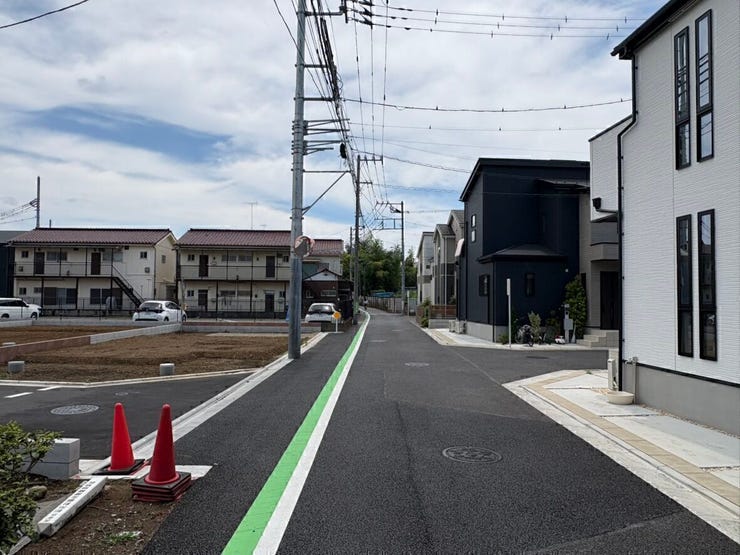街並みに溶け込む、交通量が控えめな静かな道路環境です。広々とした視界が確保されており、車庫入れや駐車も落ち着いて行えます。日々の帰宅が安らぎの時間に変わるような、心穏やかな場所となっていますね。