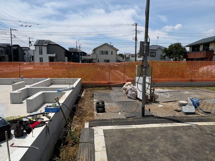 見通しの良いフラットな前面道路が、日々の移動を快適にします。歩行者にも優しい環境で、自転車や徒歩での外出も安心。閑静な住宅街ならではの穏やかな空気感が漂い、落ち着いた暮らしを叶えてくれそうです。