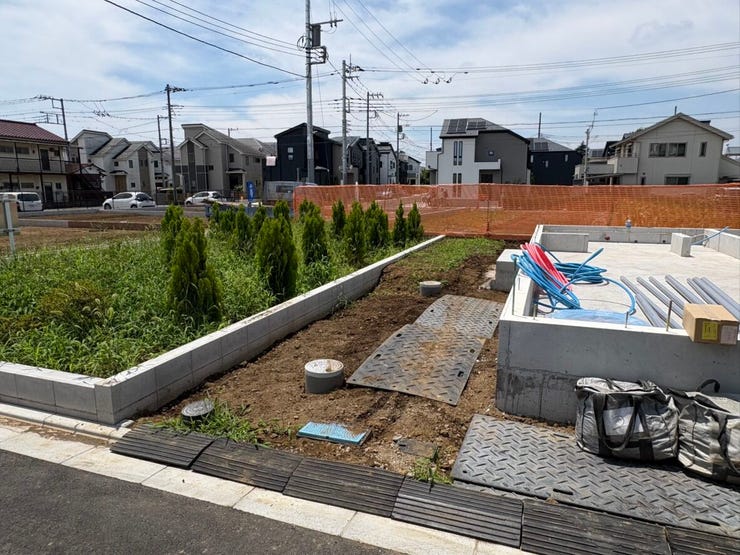前面道路が広く、開放感を感じる区画です。視界が遮られにくく、プライバシーと開放感を両立したプランが叶います。毎日の帰宅時にも心にゆとりをもたらしてくれる、心地よい環境です。