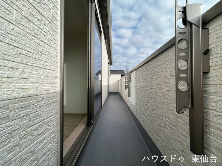 毎日の洗濯がしやすい、明るく使い勝手の良いバルコニーです。