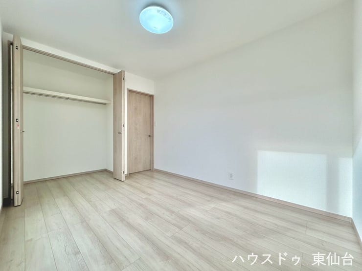 コンパクトながら使い勝手の良い一室。