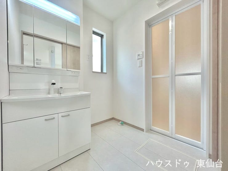 窓から自然光が差し込み、朝の身支度も気持ちよくスタートできます。