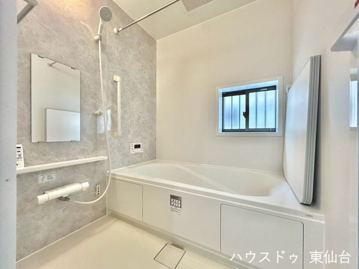 大理石調パネルが高級感のある、癒しのバスルーム。