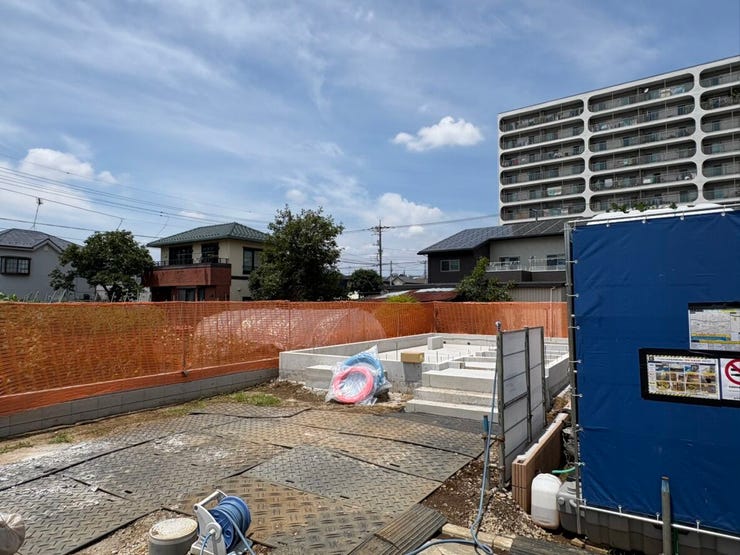【外観】
開放感あふれる整った区画です。前面道路は舗装が新しく歩道も確保されており、見通しが良く安心して通行できます。家族の理想を形にする、明るい未来が描けそうな場所ですね。