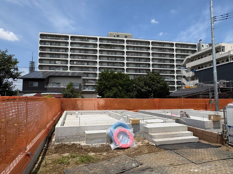 新しい街並みに馴染む、すっきりとした整形地です。敷地周囲は明るく開けており、心地よい風と陽光を感じながら過ごせそう。どんな家を建てようかと、家族で夢を膨らませる楽しい時間が始まります。