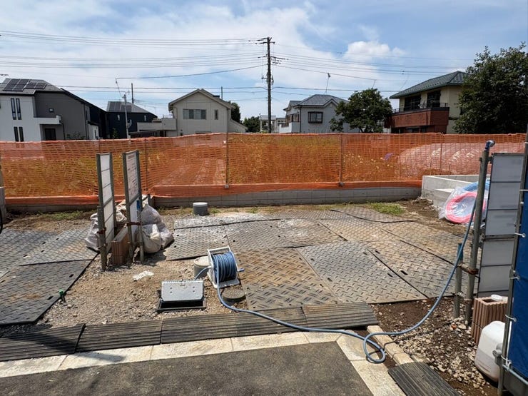 見通しの良いフラットな前面道路が、日々の移動を快適にします。歩行者にも優しい環境で、自転車や徒歩での外出も安心。閑静な住宅街ならではの穏やかな空気感が漂い、落ち着いた暮らしを叶えてくれそうです。