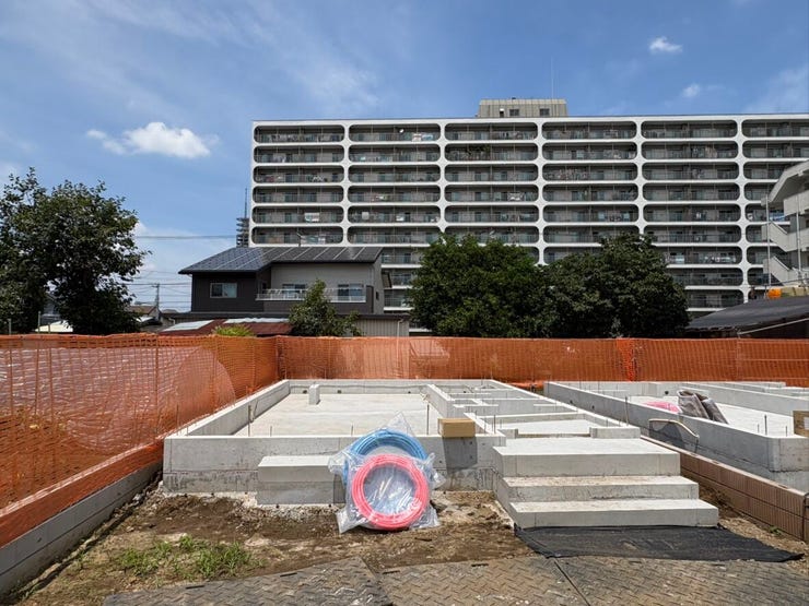 前面道路が広く、開放感を感じる区画です。視界が遮られにくく、プライバシーと開放感を両立したプランが叶います。毎日の帰宅時にも心にゆとりをもたらしてくれる、心地よい環境です。