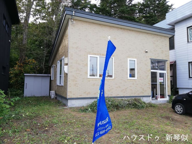 敷地内の草むしりが完了したので、ゆとり駐車スペースを確認下さい。
また、大型物置前にも駐車可能です。
(2026年9月13日撮影)