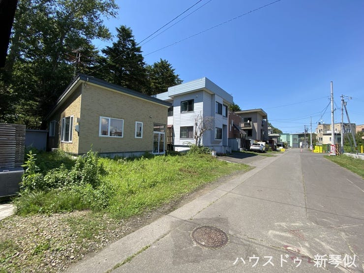 南東側10M道路で向いは公園です