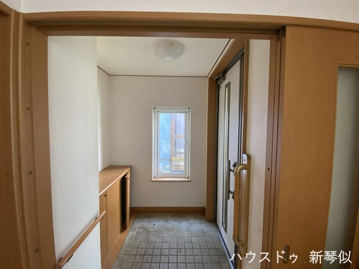 玄関は親子ドアでリビング入口は2本引込戸で手すりも設置されておりゆったり入ることが可能です