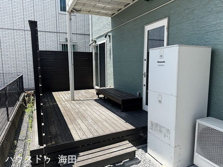 リビング、勝手口につながるウッドデッキ