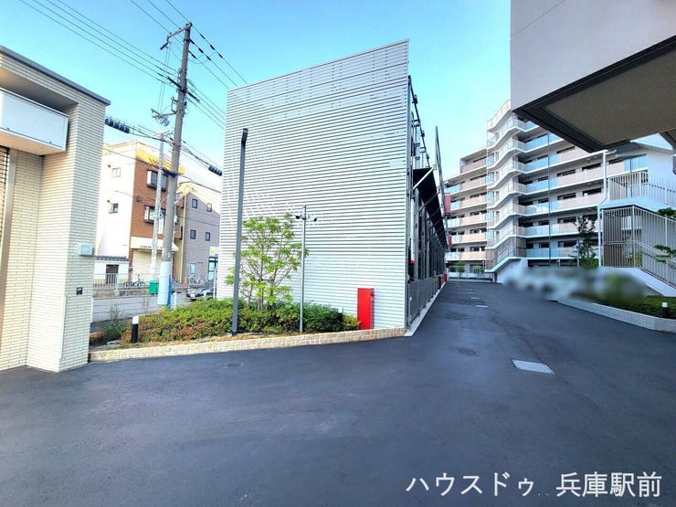 立体駐車場、平面駐車場