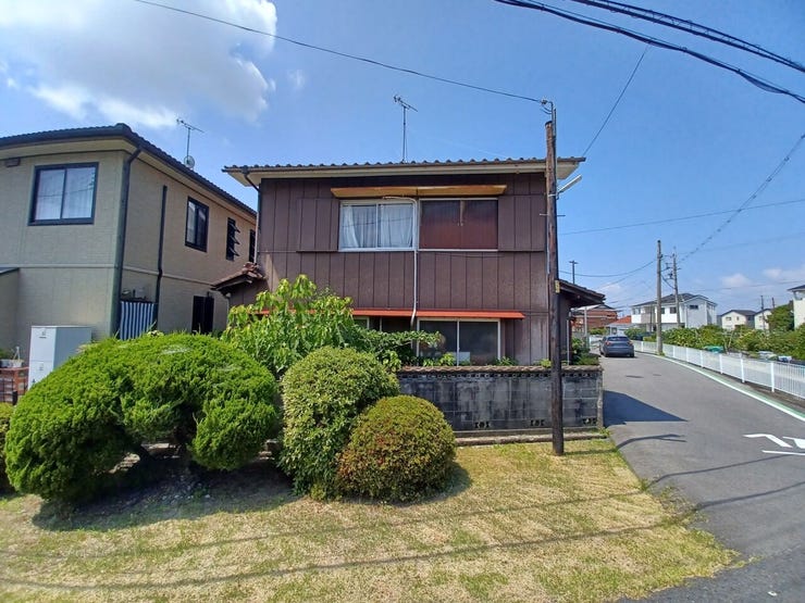 角地につき陽当たり良好。間口も広く駐車スペースも広くとっていただけます