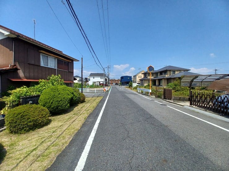 前面道路は6m以上あり、ベビーカーや車椅子でのご移動もスムーズです