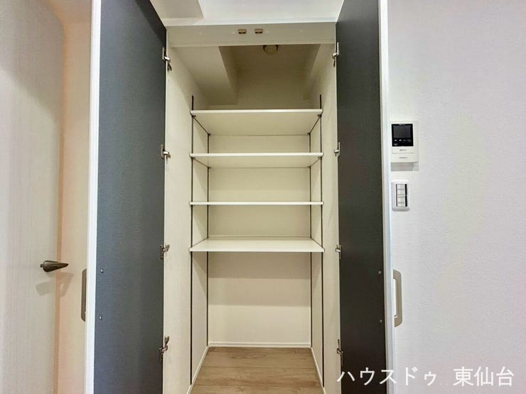 リビングには棚付きの収納♪空間を有効に使えますね♪