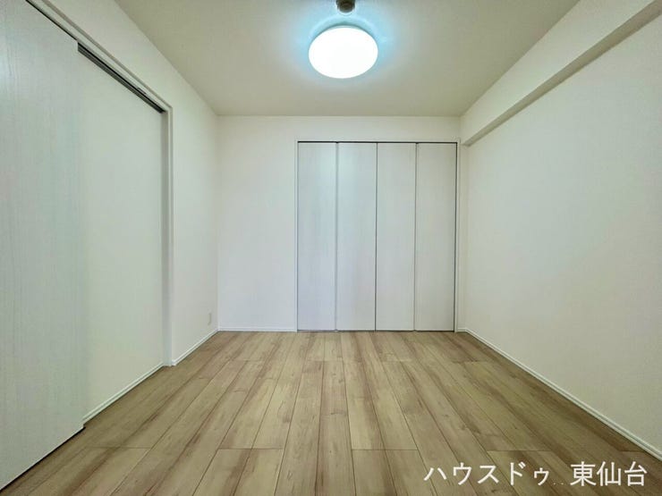 白基調の壁で、どんな家具も合わせやすい空間。