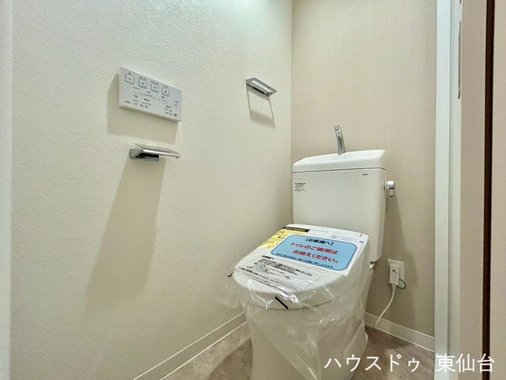 シンプルイズザベストトイレ♪もちろん温水洗浄便座付きです♪