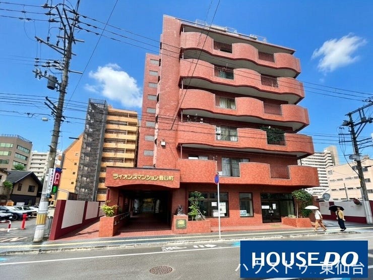 【外観】
西向きで日当り良好の2LDK。
キッチン・浴室・洗面・トイレ・建具まで設備一新のリフォーム済住戸。
勾当台公園駅徒歩8分、買い物施設も揃う便利な立地です。