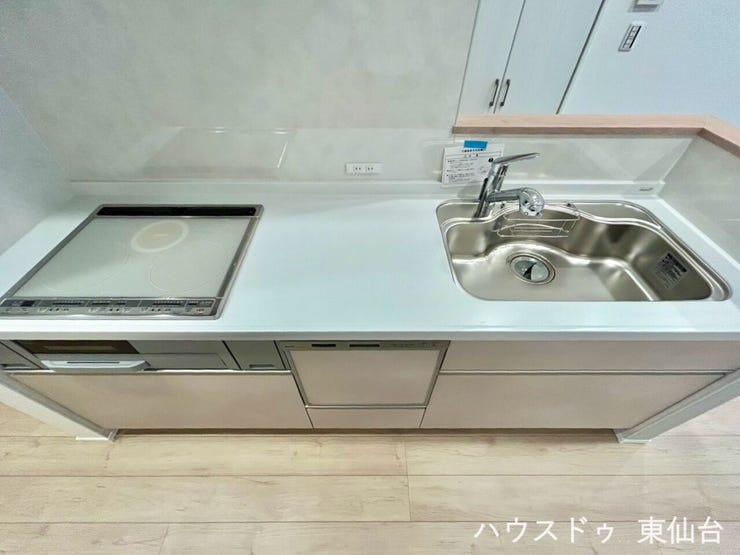 モノの出し入れがしやすいスライド式の収納を採用しています♪
IHクッキングヒータでお掃除も簡単です♪