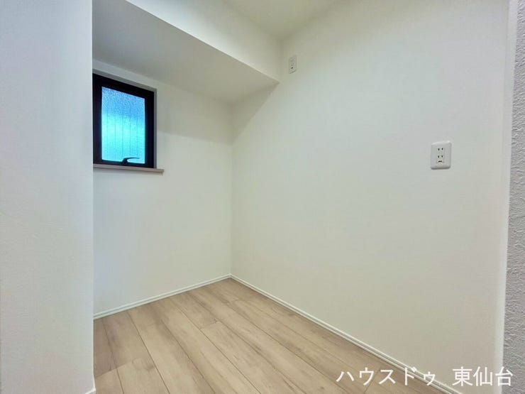 キッチン奥のスペースです♪
お好みのカップボードを置いたり、食品の保管庫にもぴったりです♪