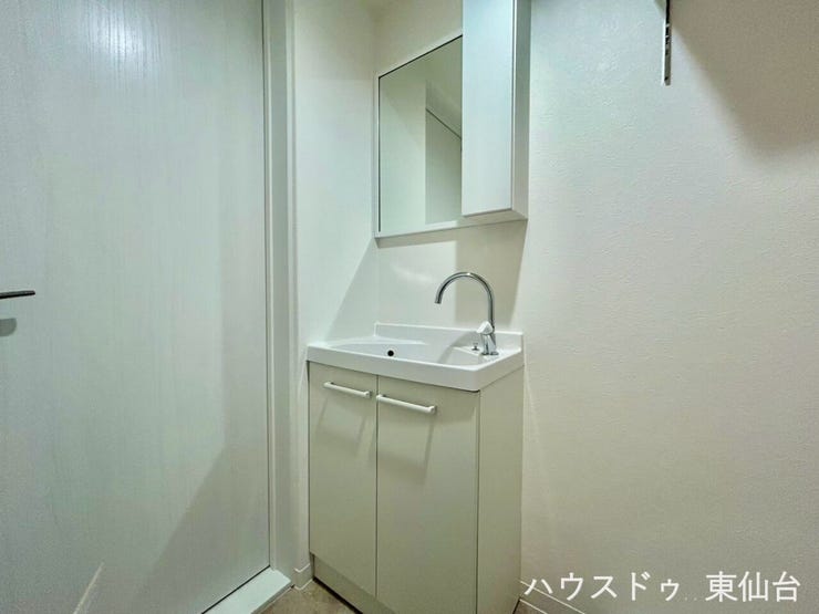 大きなミラー付きの洗面台で、朝の身支度がスムーズ