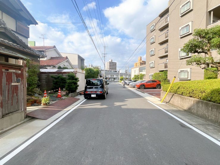 【前面道路】
前面道路が広いため運転がしやすく、日々の交通ストレスが軽減されます!
また家の前が建物などで遮られることがなく、日当たりが良くなり、家全体が明るい印象を受けます!