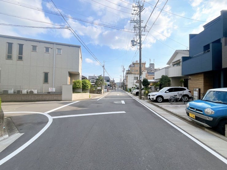 【前面道路】
前面道路が広いため大きな車の方でも車の出し入れがしやすく、駐車もスムーズ♪
見通しが良いため安全性も高まります!
お子さまのいるご家庭でも安心して暮らせる快適な住環境です!