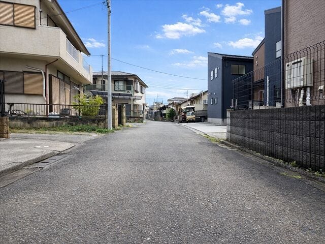 【北側 前面道路】幅員約4mの前面道路です。車がすれ違うには厳しい道幅ですが、車はスピードを抑えて走行するので、お子様にも安全な道幅となっています。