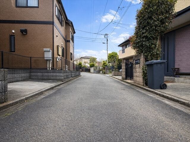 【北側 前面道路】幅員約4mの前面道路です。普通車が1台通れる幅となります。大型車の通行が少ないので、振動や騒音が抑えられます。