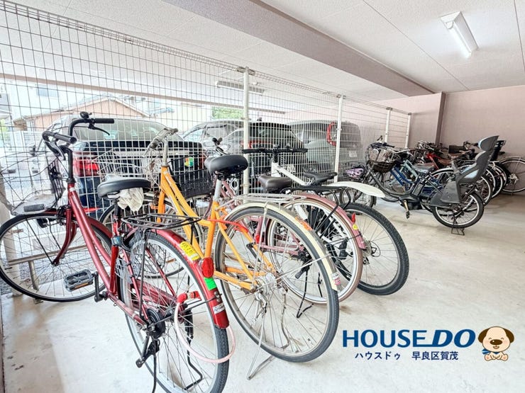 雨風から大切な自転車を守る屋根付き駐輪場を完備。
鍵付き仕様で、防犯面にも配慮された安心の設備です。