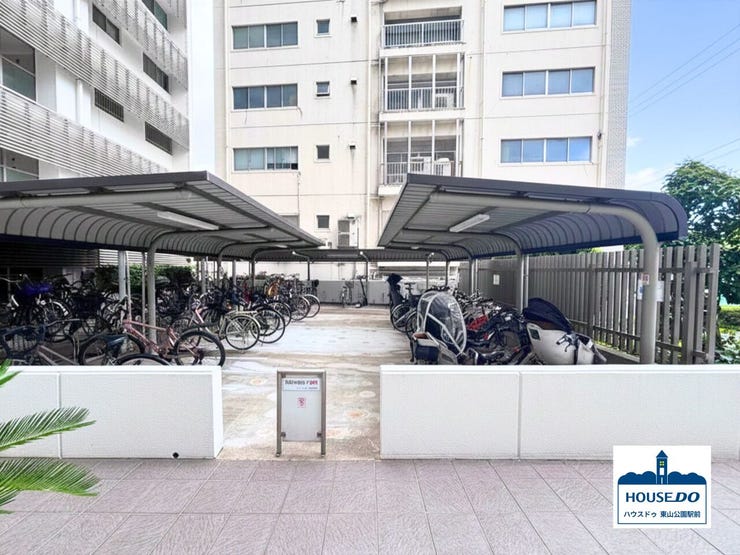 駐輪場は屋根付きです。