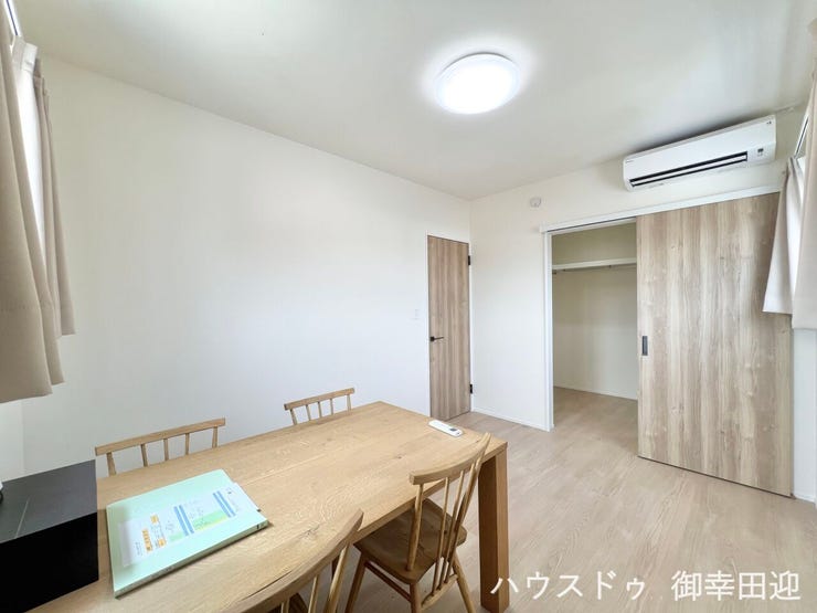■2階6帖洋室■心からリラックスできる静けさ、上質な眠りで、毎日をリセットします。明日への活力を養う空間です。