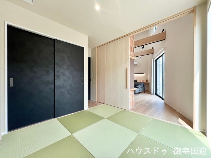 ■1階5帖和室■ゲストをもてなし、昼寝や家事にも使える、畳のぬくもりが心地よい多目的万能スペース。
