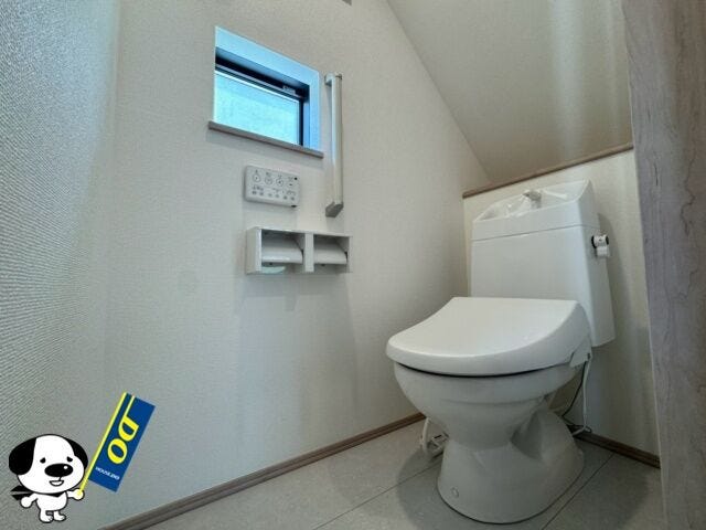 暗くなりがちなトイレも窓付きで明るい空間です!