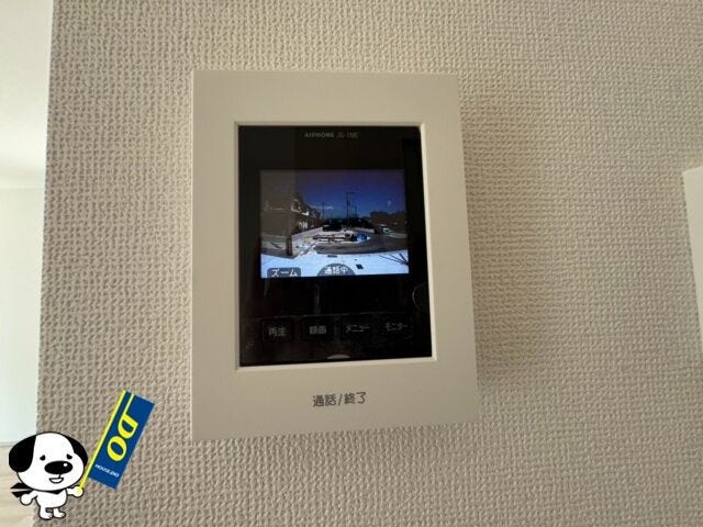 来訪者の様子を室内TVモニターでチェック。対応したくないセールスを断りやすく、子どもに留守番をさせるときも安心。