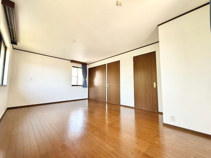 2階洋室は、主寝室や子供部屋など多目的に利用可能。
