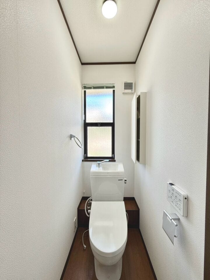 2階トイレも完備。朝の忙しい時間帯も安心です