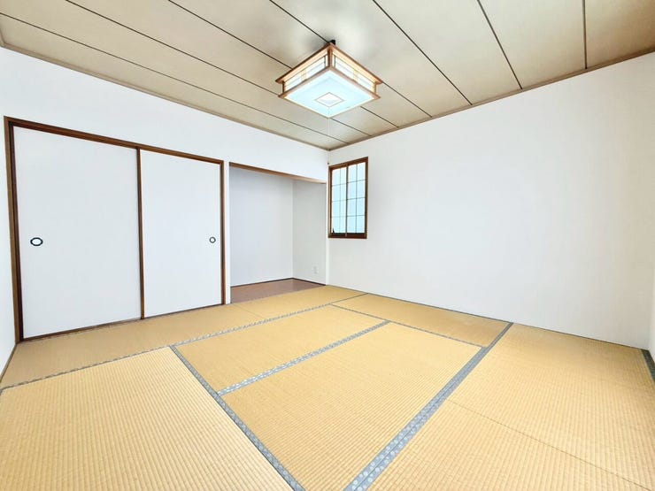 和室には、布団も収納できる大きな押し入れがございます。