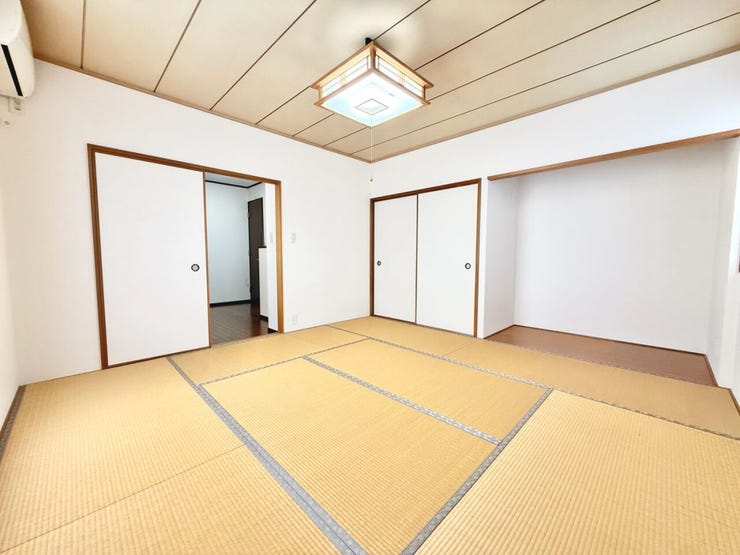 和紙畳が心地よい、モダンな雰囲気の和室です。