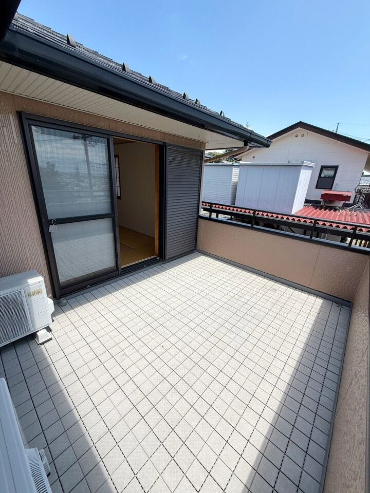 南向きの広々としたバルコニー。洗濯物もよく乾きます。