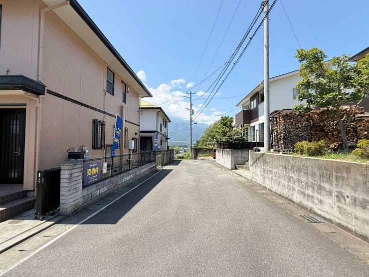 周辺は静かで落ち着いた、住み心地の良い住宅街。