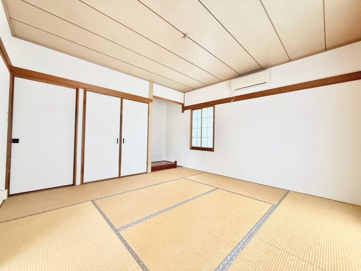 和の趣を感じる、落ち着いた雰囲気の6畳和室。