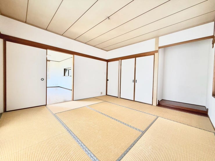 2面採光で明るい和室。押し入れ収納もあり、寝室にも最適。