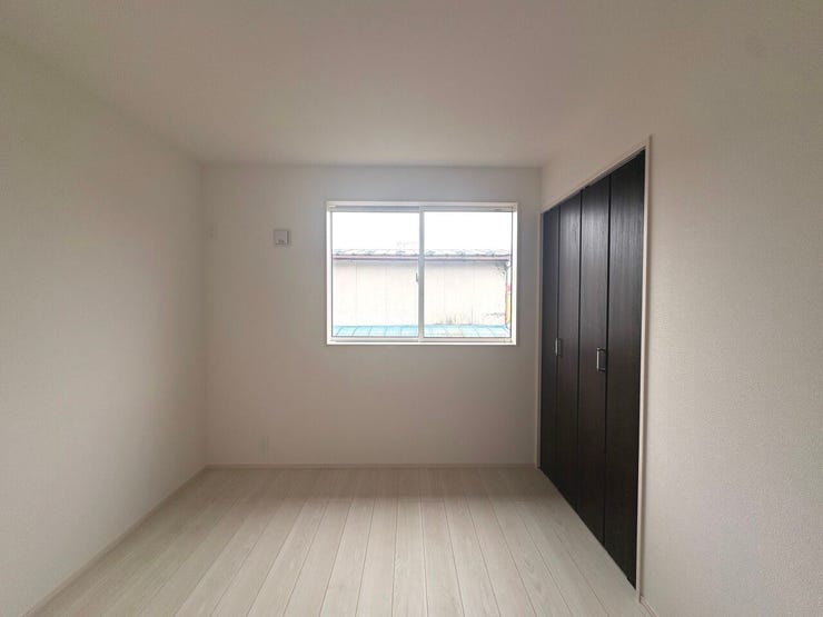 5.25帖の洋室。全室南向きにつきお部屋に明るい陽の光が差し込みます。
