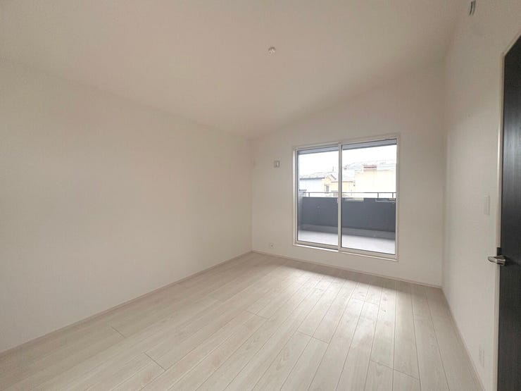 8.12帖の洋室。お部屋にメリハリが生まれる勾配天井が魅力のゆとりある空間です。