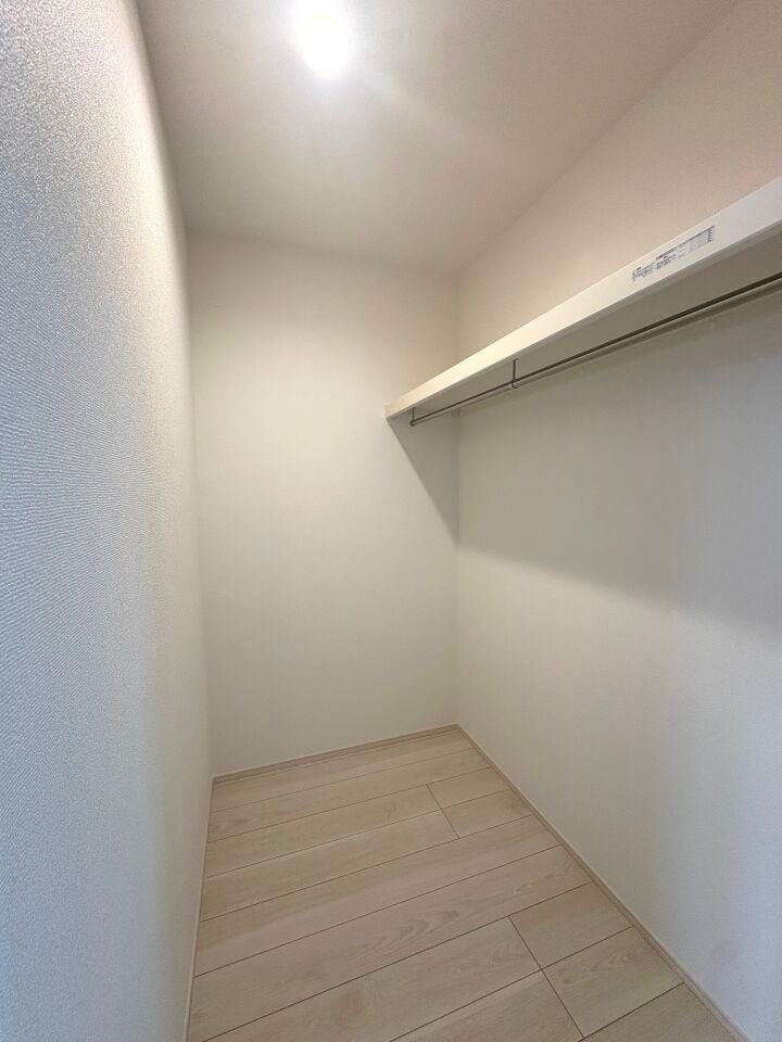 ご夫婦やお子様の衣類を収納できるウォークインクローゼット。キャリーケース等の荷物もすっきり!