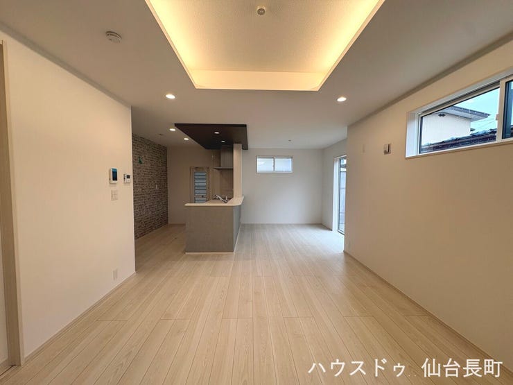 18帖のリビング。折上天井×アクセントクロスで開放感のある空間です。