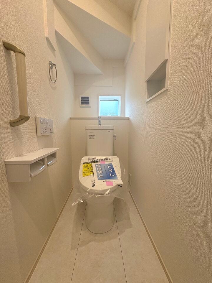 温水洗浄便座付トイレ。各階トイレで混雑時も安心です。