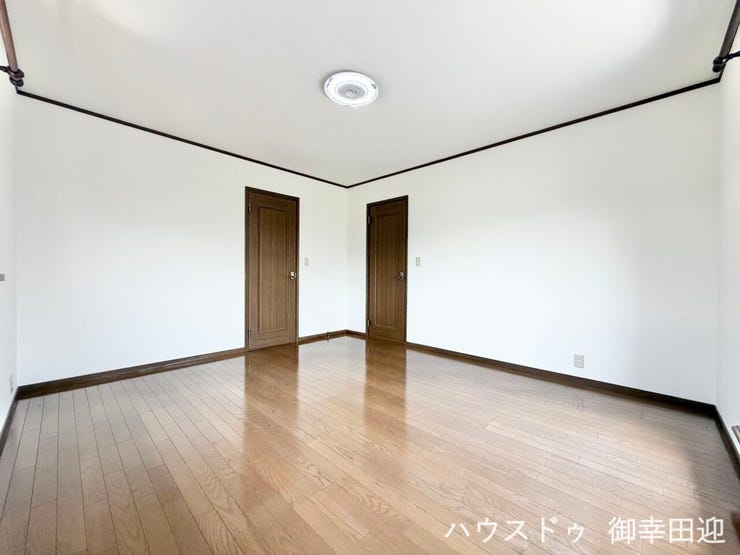 ■2階9帖洋室■心からリラックスできる静けさ、上質な眠りで、毎日をリセットします。明日への活力を養う空間です。
